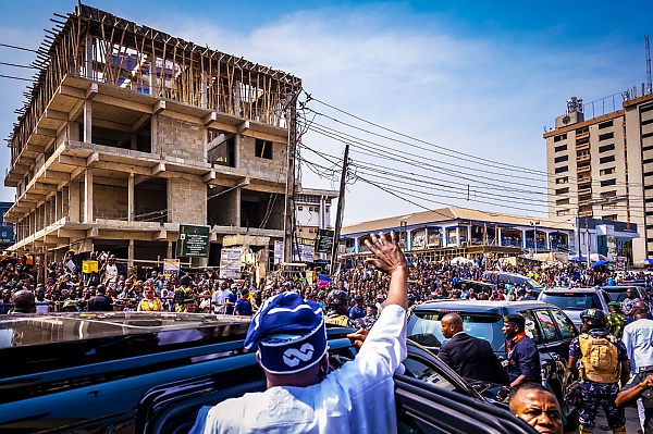 Presidential Convoy Rolls Into Bustling Lagos Island As Tinubu Visits Oba Akiolu - autojosh 