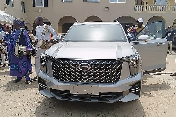 Davido Presents GAC GS8 SUV To Timi Of Ede - autojosh 