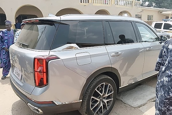 Davido Presents GAC GS8 SUV To Timi Of Ede - autojosh 