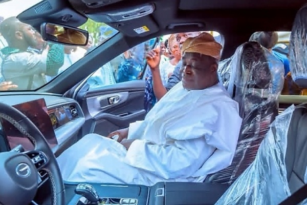 Davido Presents GAC GS8 SUV To Timi Of Ede - autojosh 