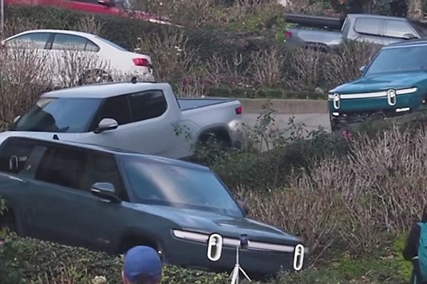 Rivian’s R1T Pickups, R1S SUVs Recreates Iconic Photo Of Kombi Buses Driving On Curvy Lombard Street - autojosh 