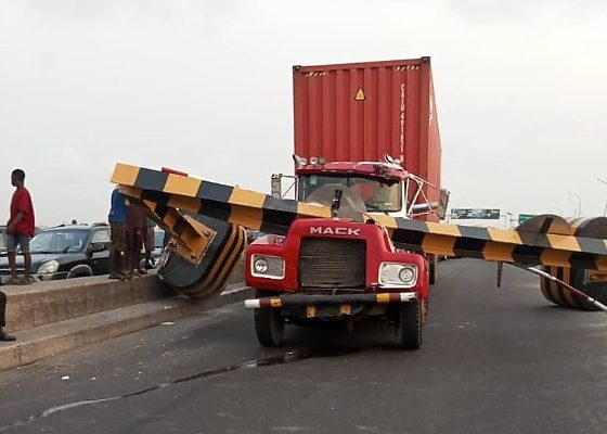 A Truck Barrier At Carter Bridge Knocked Down For The Second Time Within 24 Hours - autojosh