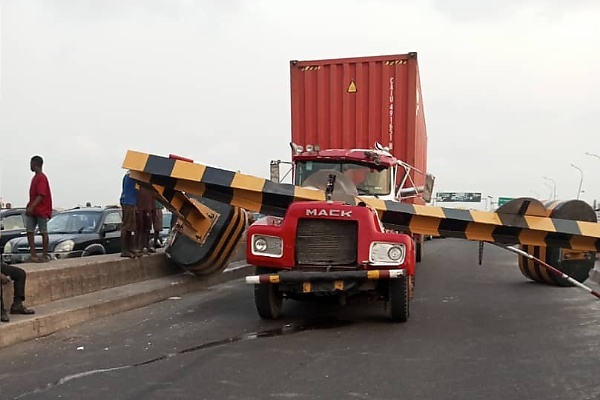 A Truck Barrier At Carter Bridge Knocked Down For The Second Time Within 24 Hours - autojosh