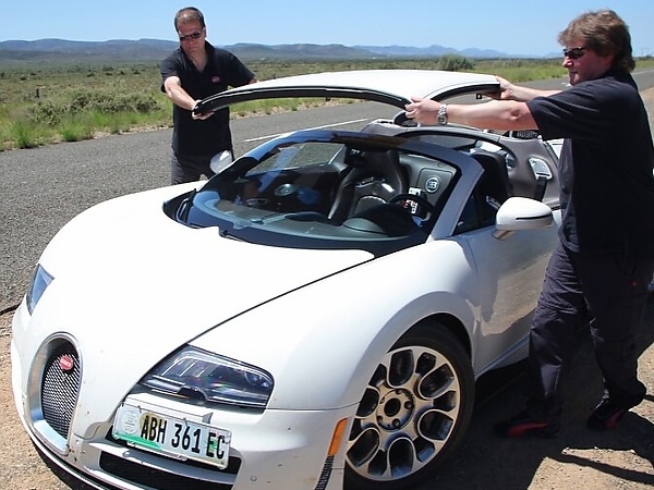Photos : Bugatti Veyron ‘Grand Sport Vitesse’ High Speed Test Vehicle Driving On Untarred Road In South Africa - autojosh 