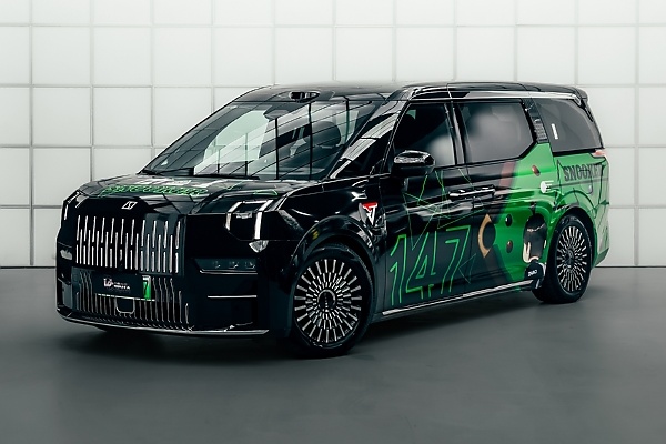 Chinese Professional Snooker Player Rode In A Customized Zeekr 009 Minivan On The Road To Victory - autojosh 