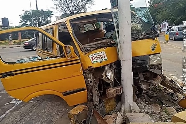 “Don’t Drink and Drive” : Four Injured As Drunk Commercial Bus Driver Crashes Into Streetlight In Lagos - autojosh