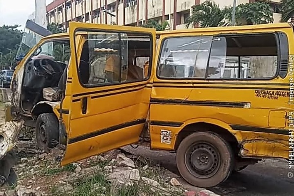 “Don’t Drink and Drive” : Four Injured As Drunk Commercial Bus Driver Crashes Into Streetlight In Lagos - autojosh 