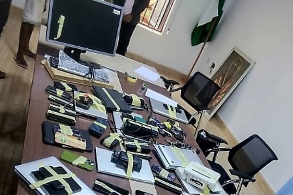 EFCC Arrests 98 Suspected Internet Fraudsters In Enugu And Kwara, Recovers 28 Luxury Cars (Photos) - autojosh 