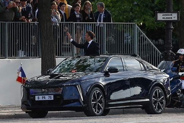 Emmanuel Macron’s New Presidential DS N°8 Makes First Official Appearance At Victory Day Parade - autojosh 
