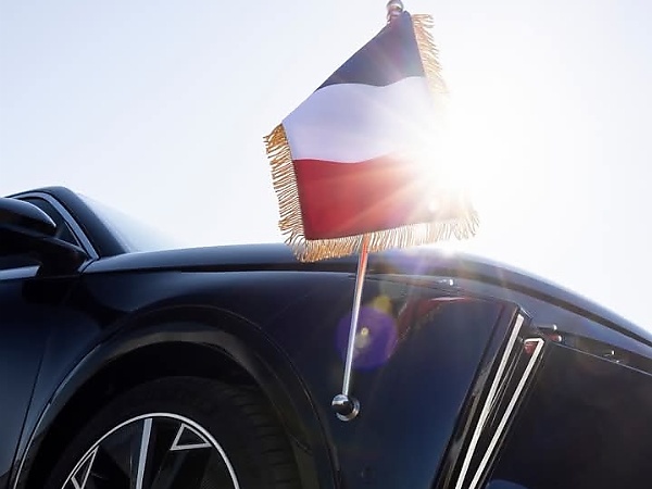 Emmanuel Macron’s New Presidential DS N°8 Makes First Official Appearance At Victory Day Parade - autojosh 