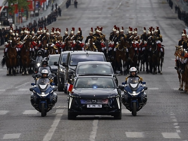 Emmanuel Macron’s New Presidential DS N°8 Makes First Official Appearance At Victory Day Parade - autojosh 