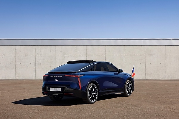 Emmanuel Macron’s New Presidential DS N°8 Makes First Official Appearance At Victory Day Parade - autojosh 