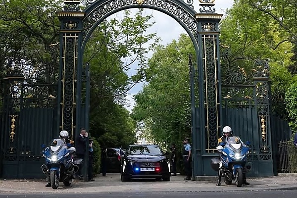 Emmanuel Macron’s New Presidential DS N°8 Makes First Official Appearance At Victory Day Parade - autojosh 