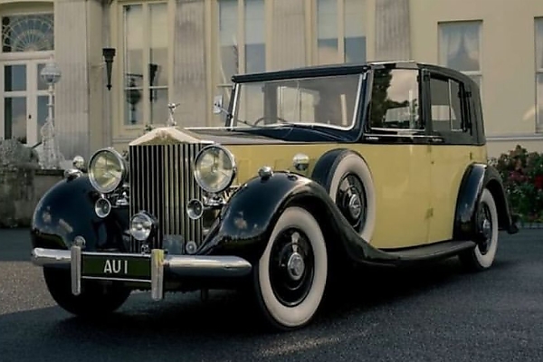 Goldfinger’s ‘AU 1’ Plate, Featuring ‘Gold’ Symbol And Worth $380k, Spotted On A Rolls-Royce Spectre - autojosh 