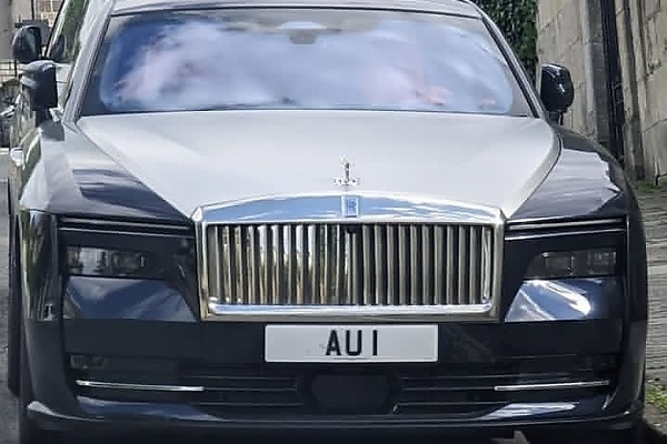 Goldfinger’s ‘AU 1’ Plate, Featuring ‘Gold’ Symbol And Worth $380k, Spotted On A Rolls-Royce Spectre - autojosh 