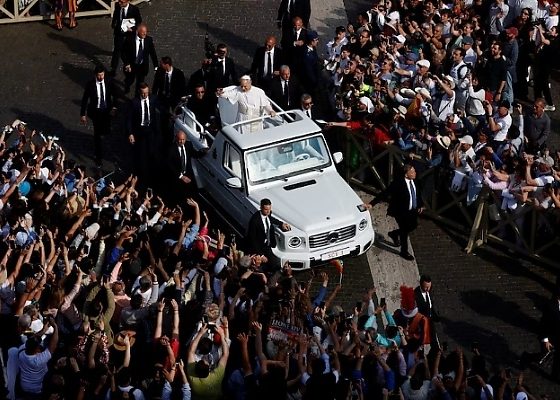 Photo News : Moment Pope Leo XIV Arrives On Popemobile For His Inaugural Mass - autojosh