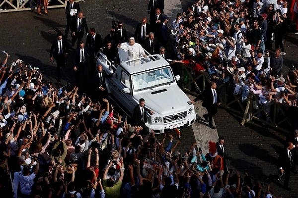 Photo News : Moment Pope Leo XIV Arrives On Popemobile For His Inaugural Mass - autojosh