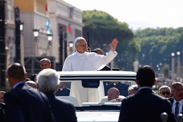 Photo News : Moment Pope Leo XIV Arrives On Popemobile For His Inaugural Mass - autojosh 