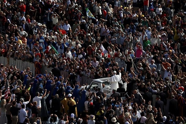 Photo News : Moment Pope Leo XIV Arrives On Popemobile For His Inaugural Mass - autojosh 