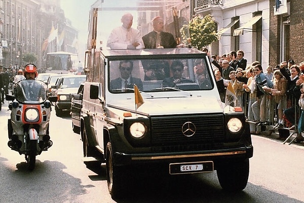 Photos : Evolution Of The Popemobile, From The 460 Nürburg Limousine To Electric G-Class - autojosh