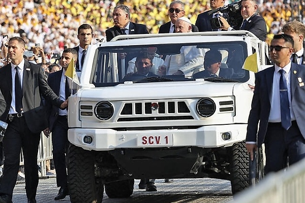 Photos : Evolution Of The Popemobile, From The 460 Nürburg Limousine To Electric G-Class - autojosh