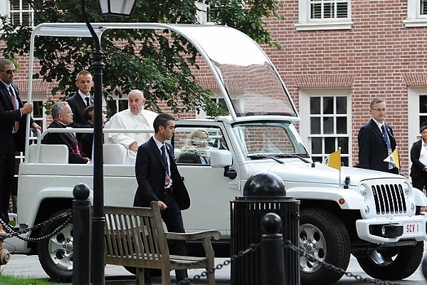 Photos : Evolution Of The Popemobile, From The 460 Nürburg Limousine To Electric G-Class - autojosh