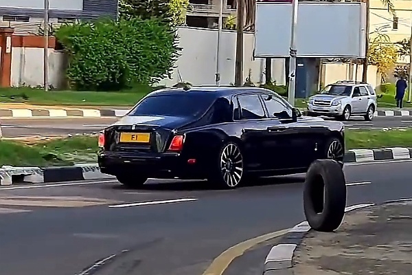 Rolls-Royce Phantom 8 Worth N1.5B Fitted With Customized ‘F1’ Number Plate Spotted On The Nigeria Road - autojosh 