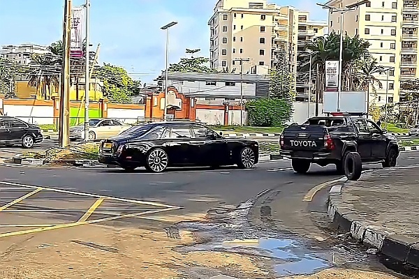 Rolls-Royce Phantom 8 Worth N1.5B Fitted With Customized ‘F1’ Number Plate Spotted On The Nigeria Road - autojosh 