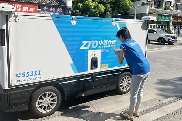 Video : Cabinless Self-driving Delivery Van Drags A Scooter Along The Road In China - But Who Is At Fault? - autojosh