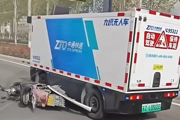Video : Cabinless Self-driving Delivery Van Drags A Scooter Along The Road In China - But Who Is At Fault? - autojosh