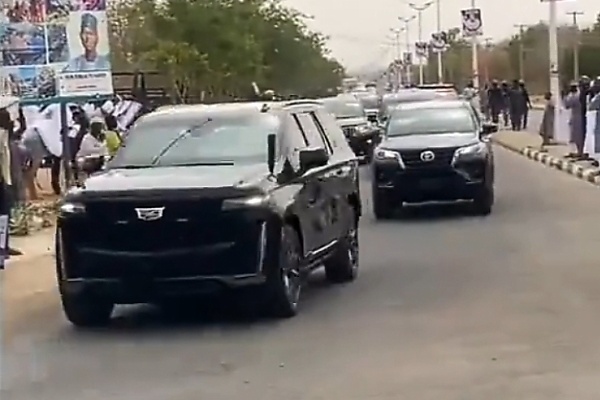 Moment A Vehicle In Tinubu’s Motorcade Nearly Hit A Man After Risking Life To Cross The Busy Road - autojosh 