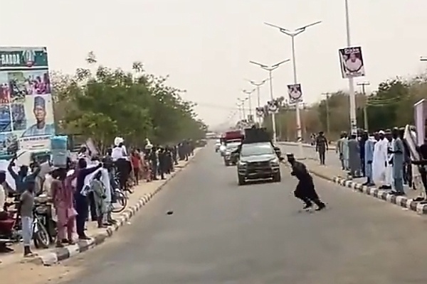 Moment A Vehicle In Tinubu’s Motorcade Nearly Hit A Man After Risking Life To Cross The Busy Road - autojosh 