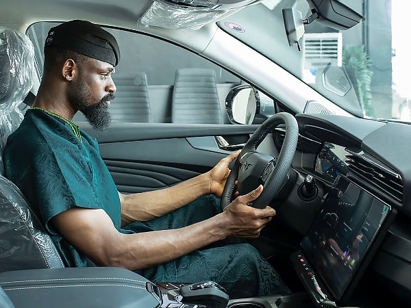 Tunde Onakoya’s Chess Game With Nord CEO Oluwatobi Ajayi Ends In Draw, Receives ₦50M Nord A9 SUV - autojosh 