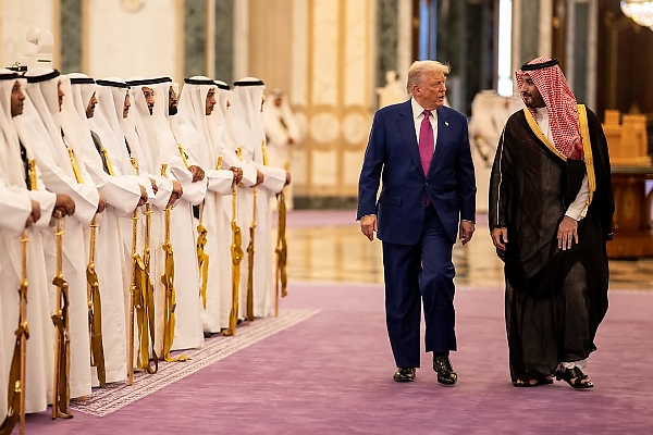 Watch : Saudi Royal Guard On Horses Escorts US President’s Armored Beast To The Royal Court - autojosh 
