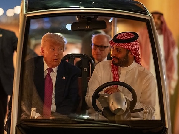 Watch : Saudi Royal Guard On Horses Escorts US President’s Armored Beast To The Royal Court - autojosh 