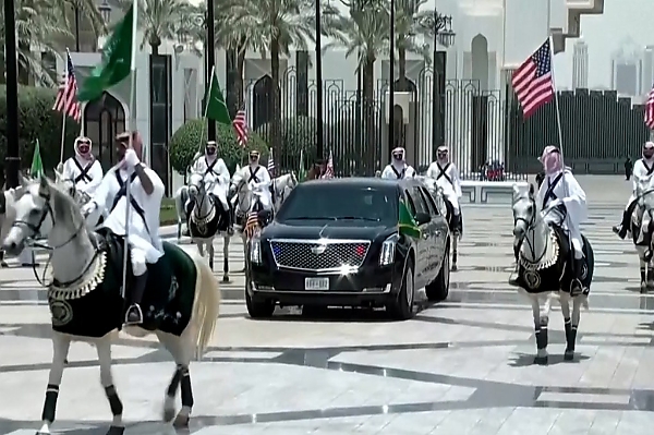 Watch : Saudi Royal Guard On Horses Escorts US President’s Armored Beast To The Royal Court - autojosh