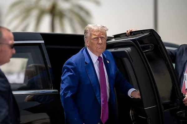 Watch : Saudi Royal Guard On Horses Escorts US President’s Armored Beast To The Royal Court - autojosh 