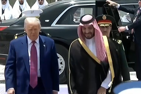 Watch : Saudi Royal Guard On Horses Escorts US President’s Armored Beast To The Royal Court - autojosh 