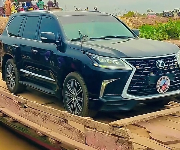 Watch : Canoe Seen Transporting Vehicles In The Convoy Of Nigeria’s First Class Chief Across A River - autojosh