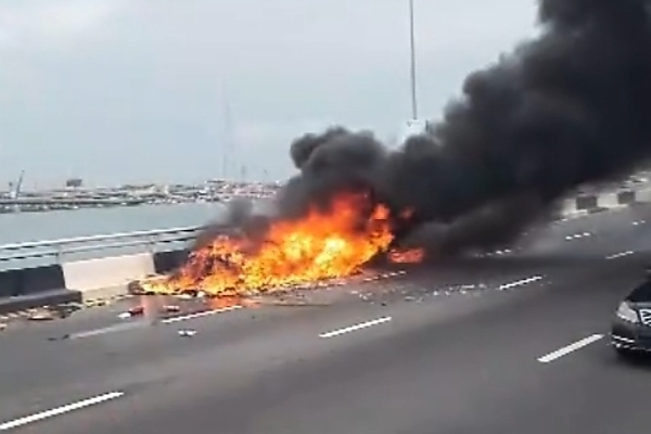 Darey Art Alade’s Range Rover Catches Fire, Burns Down On 3rd Mainland Bridge - autojosh 