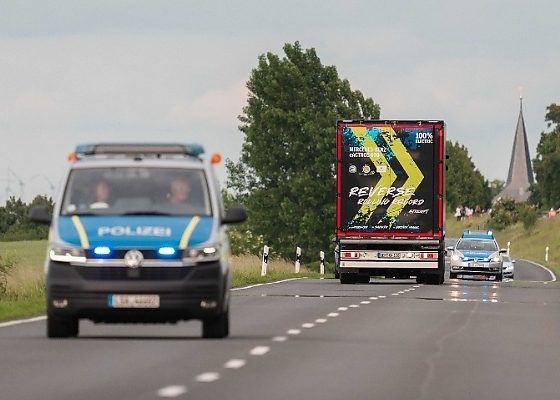 Mercedes-Benz eActros 600 Truck Reverses For 124.7-km, 6Hrs 22 Minutes To Set A New Guinness World Record - autojosh