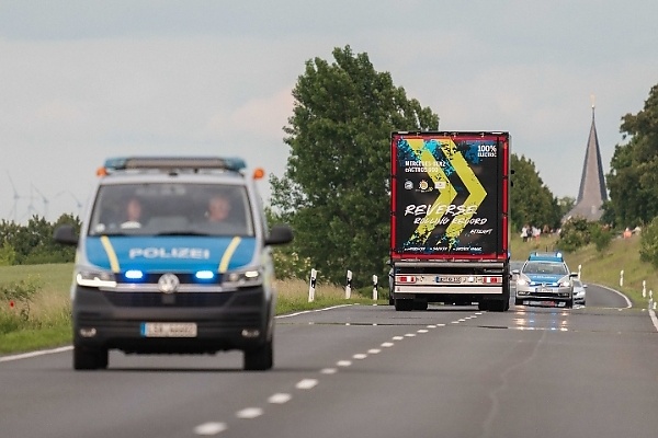 Mercedes-Benz eActros 600 Truck Reverses For 124.7-km, 6Hrs 22 Minutes To Set A New Guinness World Record - autojosh
