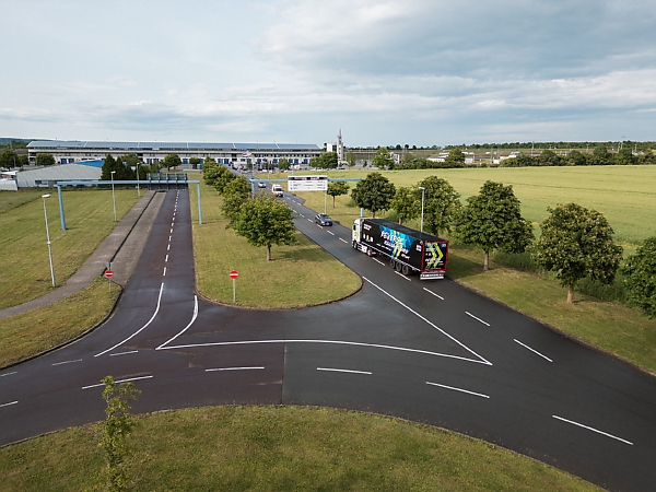 Mercedes-Benz eActros 600 Truck Reverses For 124.7-km, 6Hrs 22 Minutes To Set A New Guinness World Record - autojosh 