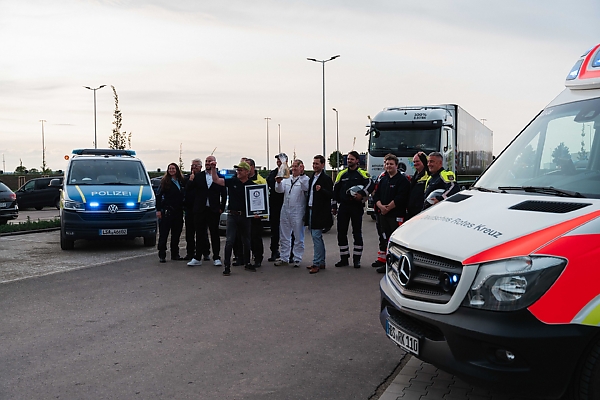 Mercedes-Benz eActros 600 Truck Reverses For 124.7-km, 6Hrs 22 Minutes To Set A New Guinness World Record - autojosh 