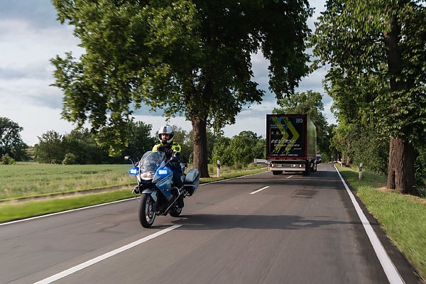 Mercedes-Benz eActros 600 Truck Reverses For 124.7-km, 6Hrs 22 Minutes To Set A New Guinness World Record - autojosh 