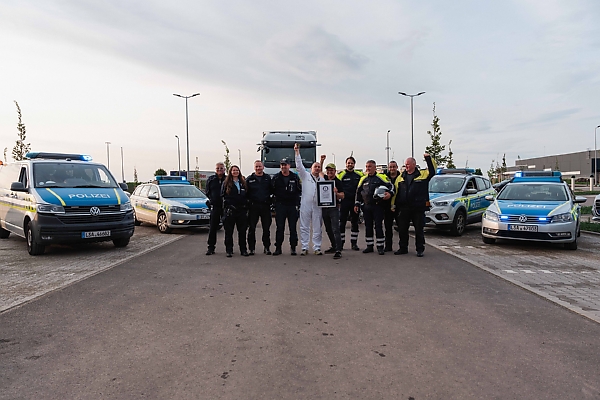 Mercedes-Benz eActros 600 Truck Reverses For 124.7-km, 6Hrs 22 Minutes To Set A New Guinness World Record - autojosh 