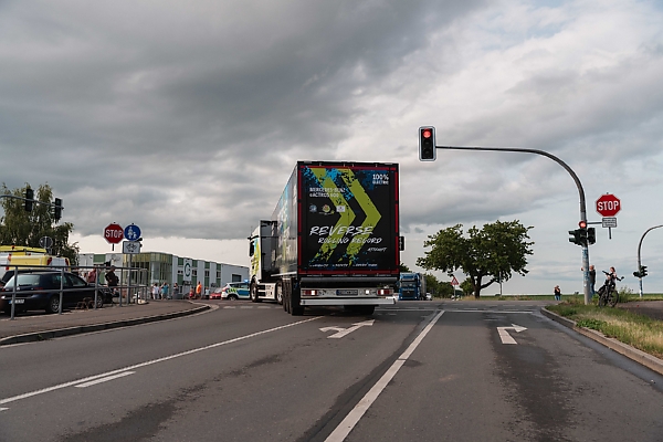 Mercedes-Benz eActros 600 Truck Reverses For 124.7-km, 6Hrs 22 Minutes To Set A New Guinness World Record - autojosh