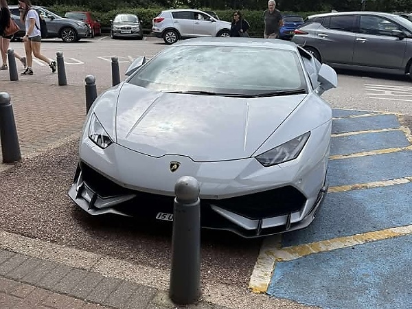 Lamborghini Owner Accused Of Parking On A ‘Disabled Spot’ Turns Out To Be A Double Amputee - autojosh 