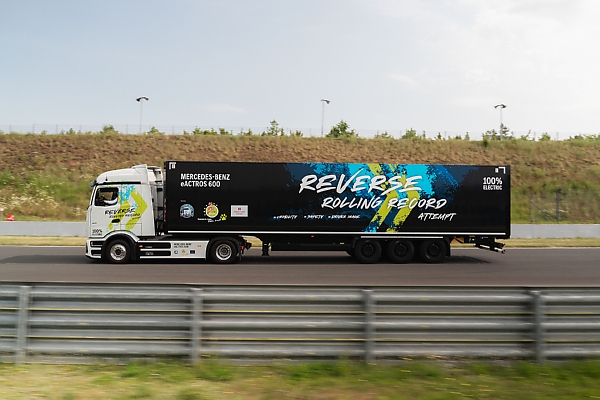 Mercedes-Benz eActros 600 Truck Reverses For 124.7-km, 6Hrs 22 Minutes To Set A New Guinness World Record - autojosh 