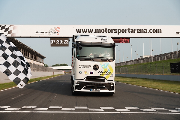 Mercedes-Benz eActros 600 Truck Reverses For 124.7-km, 6Hrs 22 Minutes To Set A New Guinness World Record - autojosh 
